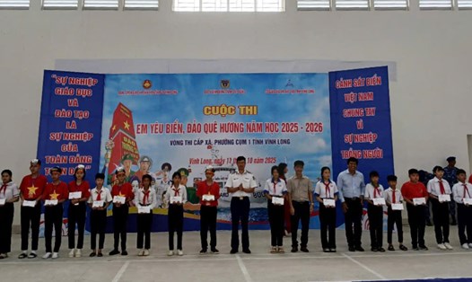 Ban Tổ chức cũng trao tặng 20 suất học bổng cho các em học sinh đang theo học tại các trường THCS trên địa bàn tỉnh Vĩnh Long. Ảnh: Thành Hiền