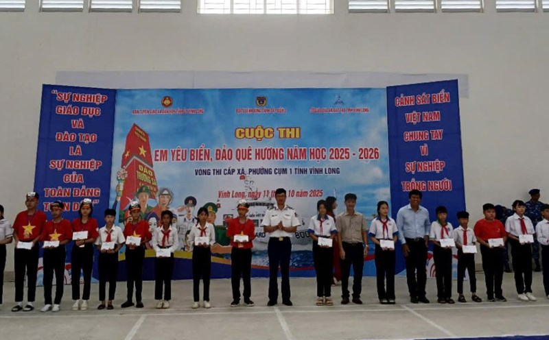 The Organizing Committee also awarded 20 scholarships to students studying at secondary schools in Vinh Long province. Photo: Thanh Hien