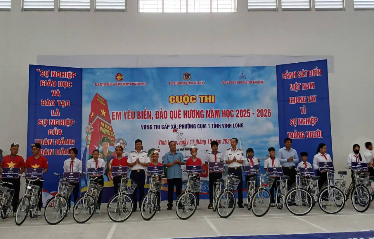 Ban To chuc cung trao tang 15 chiec xe dap cho cac em hoc sinh dang theo hoc tai cac truong THCS tren dia ban. Anh: Thanh Hien