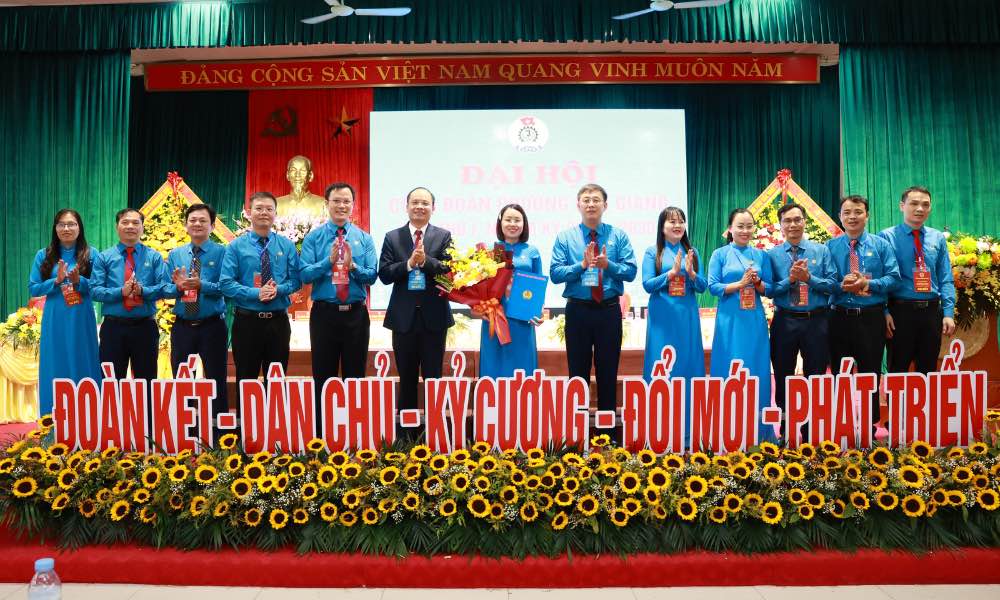 Comrade Thach Van Chung - Member of the Provincial Party Committee, Vice Chairman of the Vietnam Fatherland Front of Bac Ninh province, Chairman of the Provincial Federation of Labor presented the Decision and presented flowers to congratulate the Executive Committee of the Bac Giang Ward Trade Union. Photo: Quyet Chien