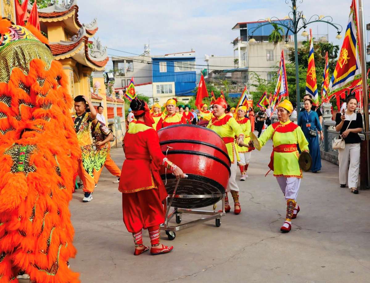 많은 사람들이 여권에 이끌려 왔습니다. 사진: Phuong Dong Hai anh 하이퐁