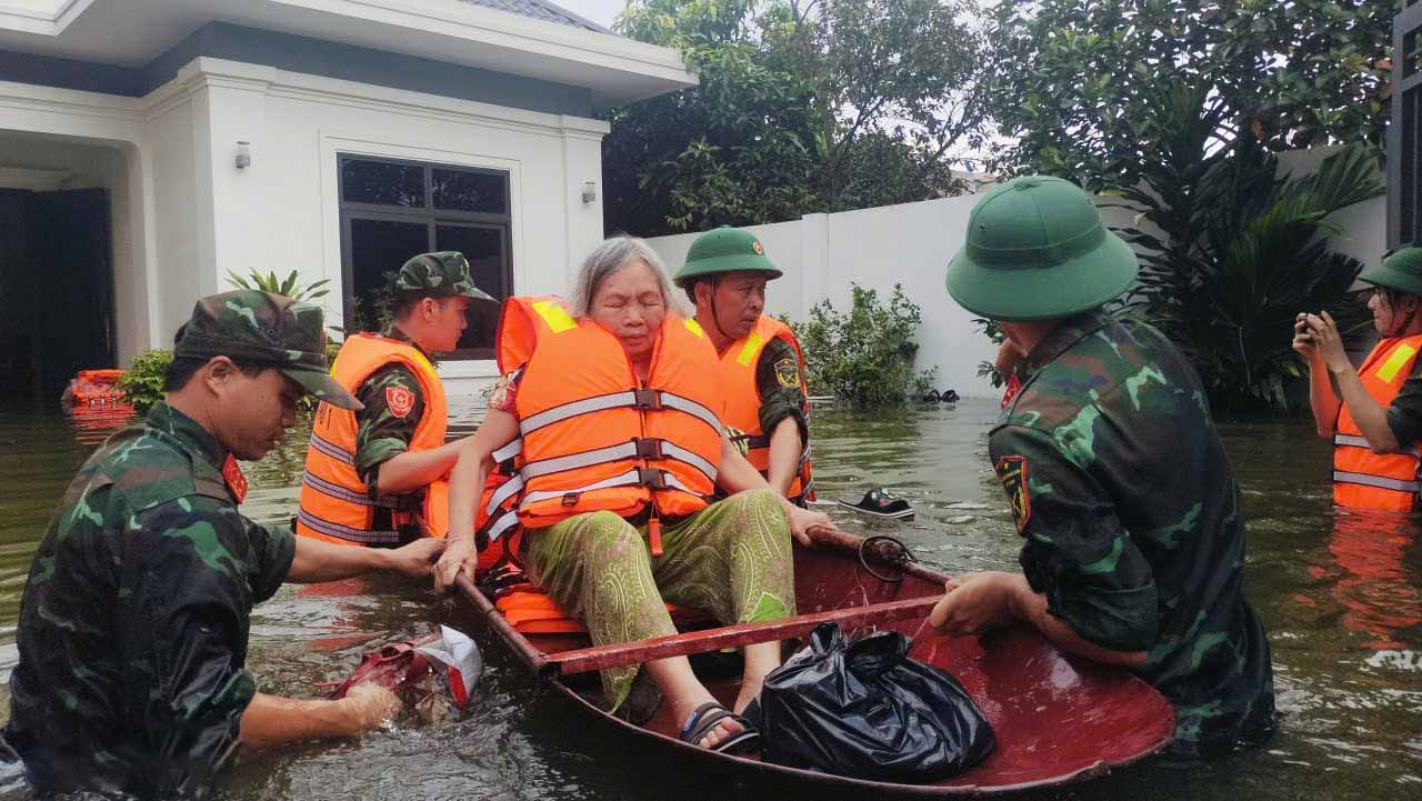 The Army rescues people in flooded areas in Da Mai ward. Photo: Van Truong