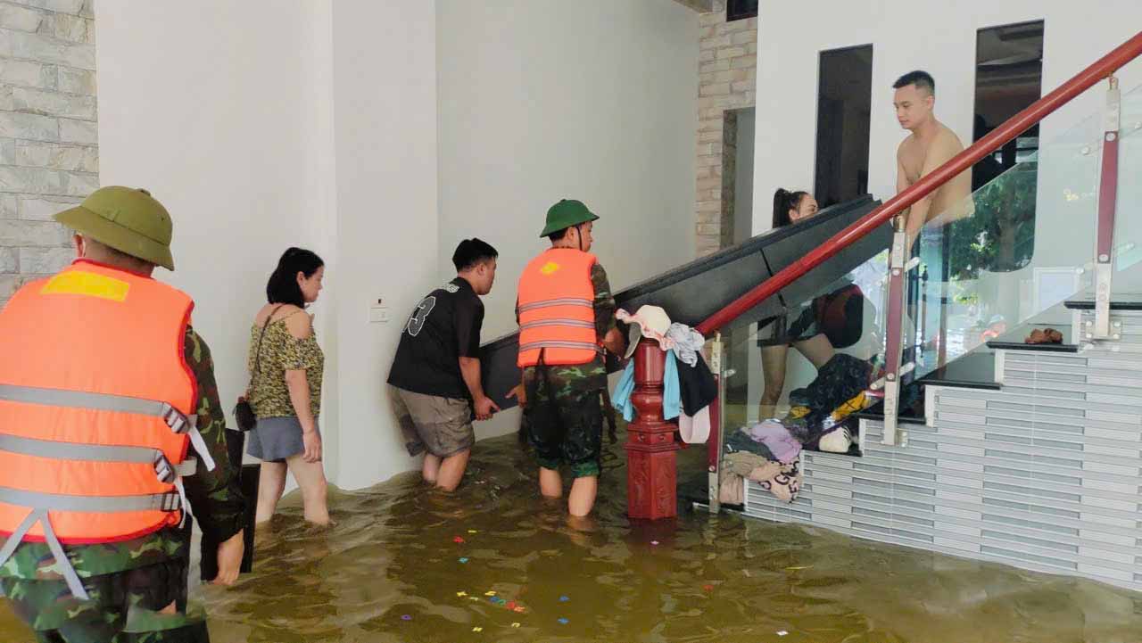 Can bo, chien si luc luong vu trang den tung ho dan, khong de sot nguoi trong lu.