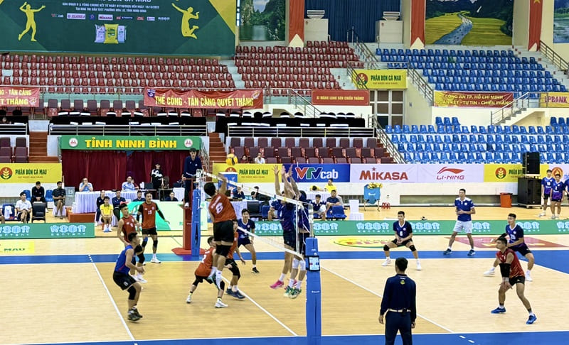 ハノイ男子バレーボールチーム(赤シャツ)が、残留のチャンスを見つけるためにサンエスト・カインホアに勝利。写真:ホアイ・ベト