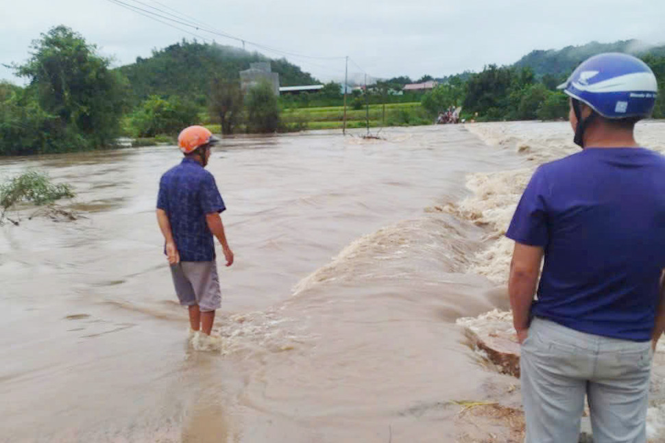 Hon 600 ho dan o xa Ia Pa (Gia Lai) 2 lan bi chia cat giao thong vi lu cuon hu hong duong tran. Anh: Hoai Phuong
