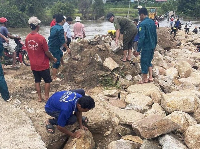 Sửa đường tràn bị lũ cuốn, nối lại giao thông cho hơn 600 hộ dân ở Gia Lai