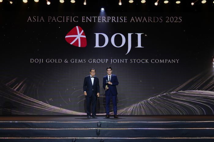 Dai dien Tap doan DOJI, ong Tran Trong Hung - Pho Tong Giam doc, nhan bieu trung tai APEA 2025. Anh DOJI 