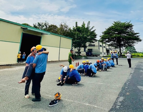 Officers and employees of Viet Thang Corporation - JSC conduct rescue drills. Photo: Trade Union