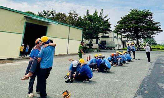 Cán bộ, công nhân viên Tổng Công ty Việt Thắng – CTCP diễn tập cứu hộ, cứu nạn. Ảnh: CĐCT