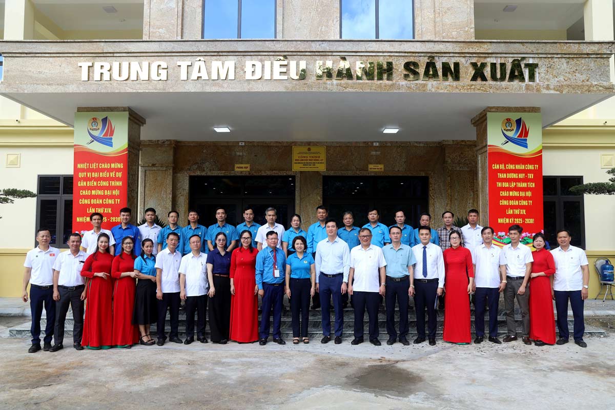 TKV Trade Union leaders and Company leaders took a souvenir photo at the SX MB +47 Operator Project. Photo: Duong Huy Coal Company