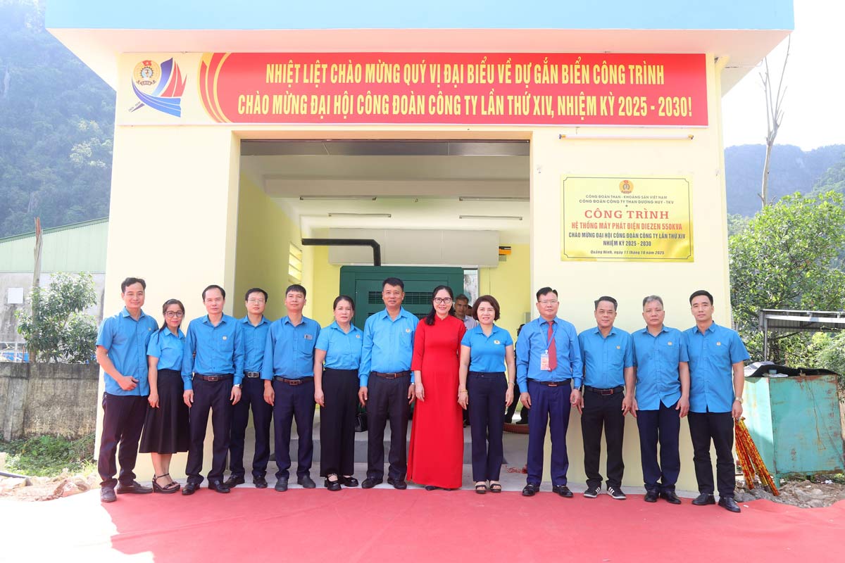 Lanh dao Cong doan TKV va lanh dao Cong ty chup anh luu niem tai Cong trinh may phat dien du phong 500KVA. Anh: Cong ty Than Duong Huy