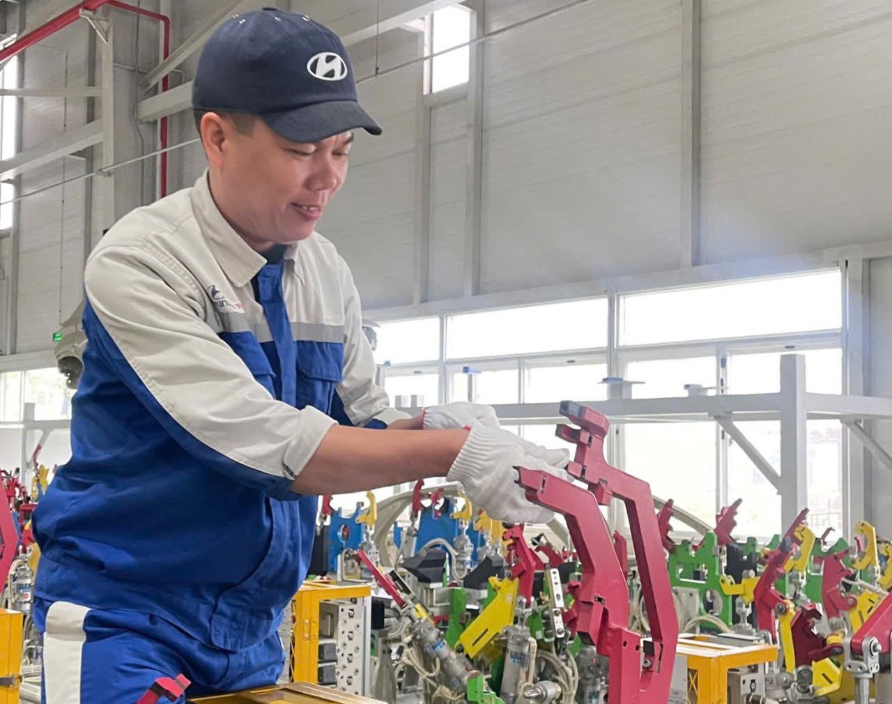 Anh Bui Van Thinh - cong nhan lam viec tai xuong han cua Cong ty CP san xuat oto Hyundai Thanh Cong Viet Nam da co nhieu sang kien duoc ap dung vao thuc tien san xuat. Anh: Dieu Anh