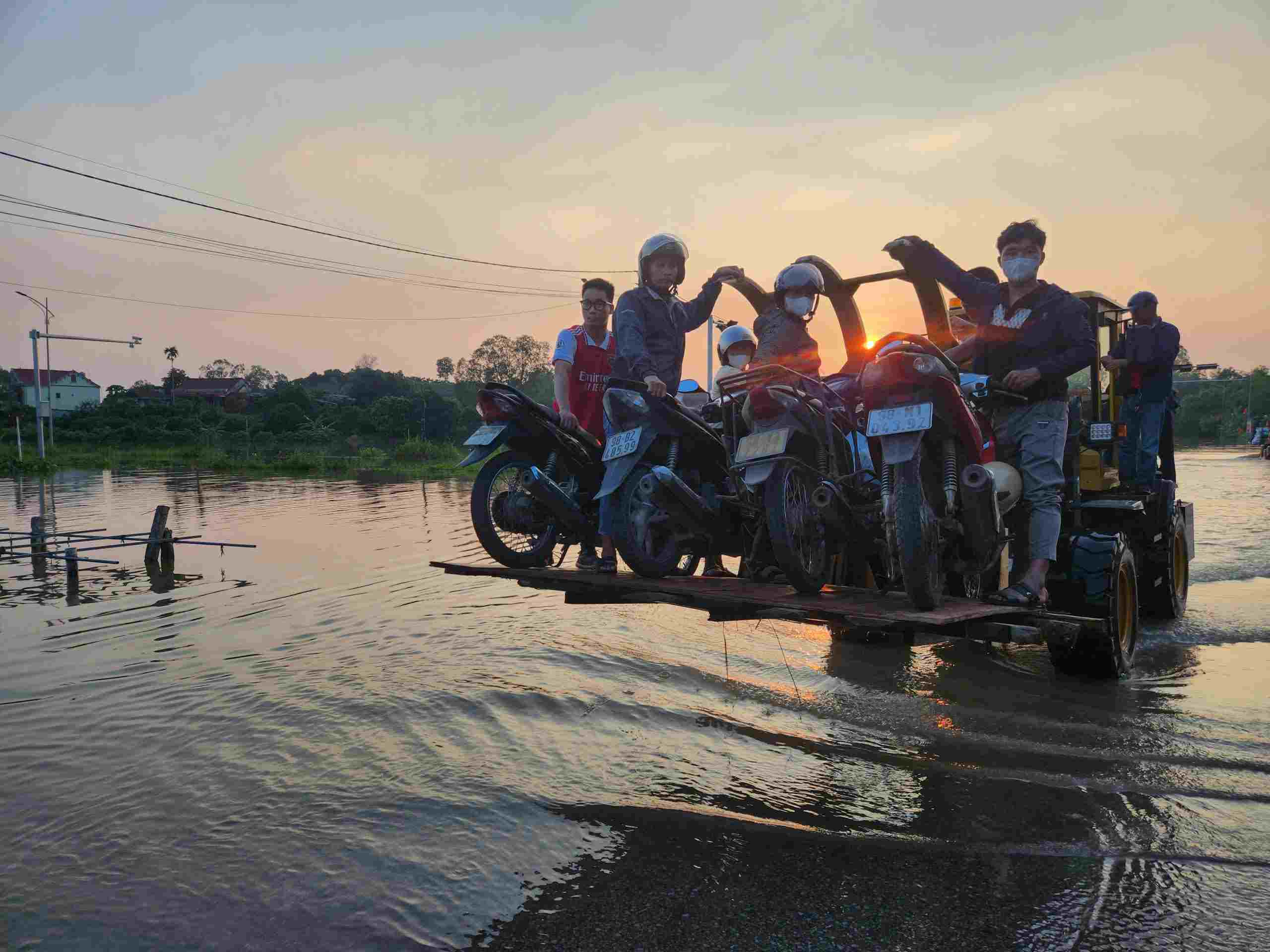 Phuong tien di chuyen trong nhung ngay mua lu cua nguoi dan xa Tien Luc. Anh: Van Truong