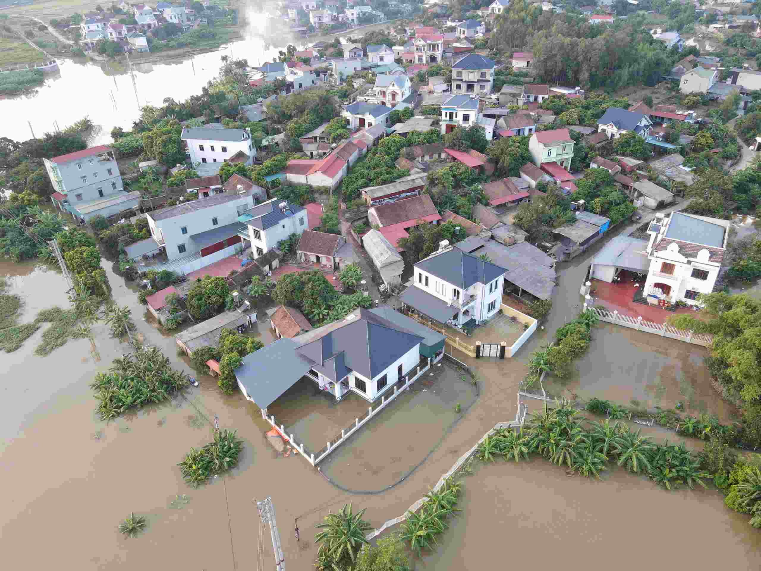 As of October 11, Tien Luc commune (Bac Ninh province) still has 1,600 households isolated due to floods. Photo: Van Truong