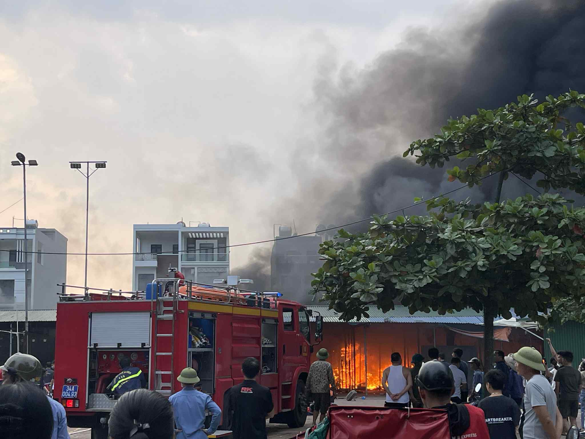 The large fire at the market caused severe damage to many stalls in Hai Phong. Photo: Provided by the people