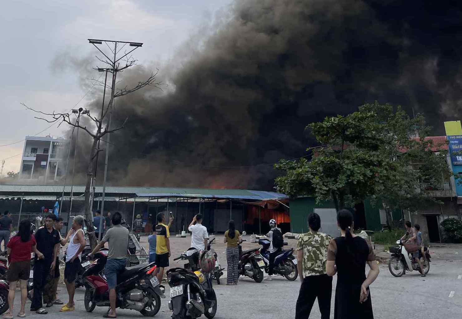 Khoi den bao trum khu cho o Hai Phong sau vu chay lon. Anh: Nguoi dan cung cap