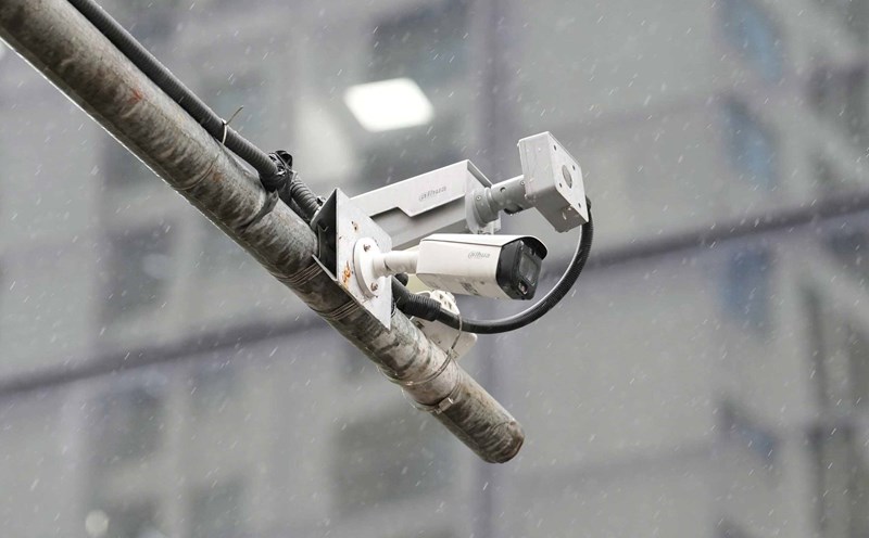 People should pay attention to traffic to avoid being fined. Photo: Tra My