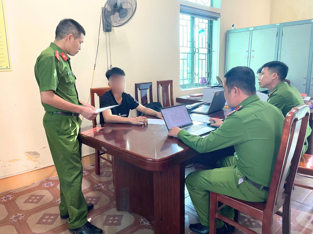 공안이 고속도로에서 돌을 던져 자동차 유리창을 깨뜨린 용의자와 조사하고 있습니다. 사진: Ha Tinh 공안.