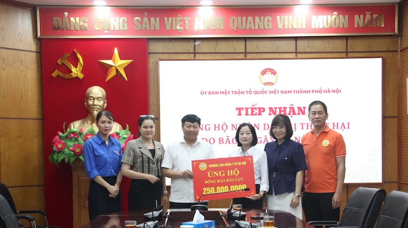 The working group of Hanoi Medical College presented donations to people affected by storms and floods. Photo: investor