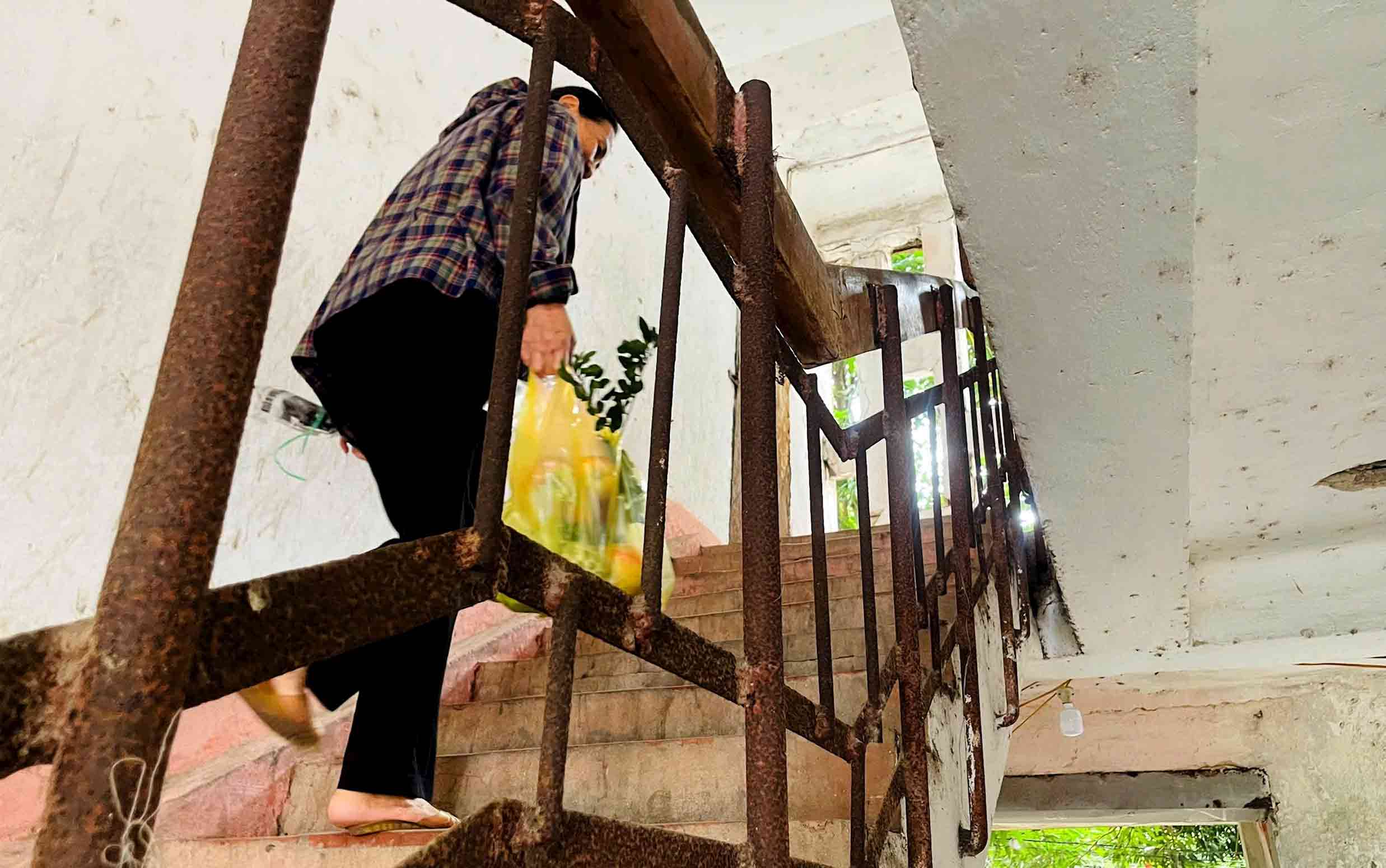 Cau thang bi hoen ghi. Anh: Quang Dai