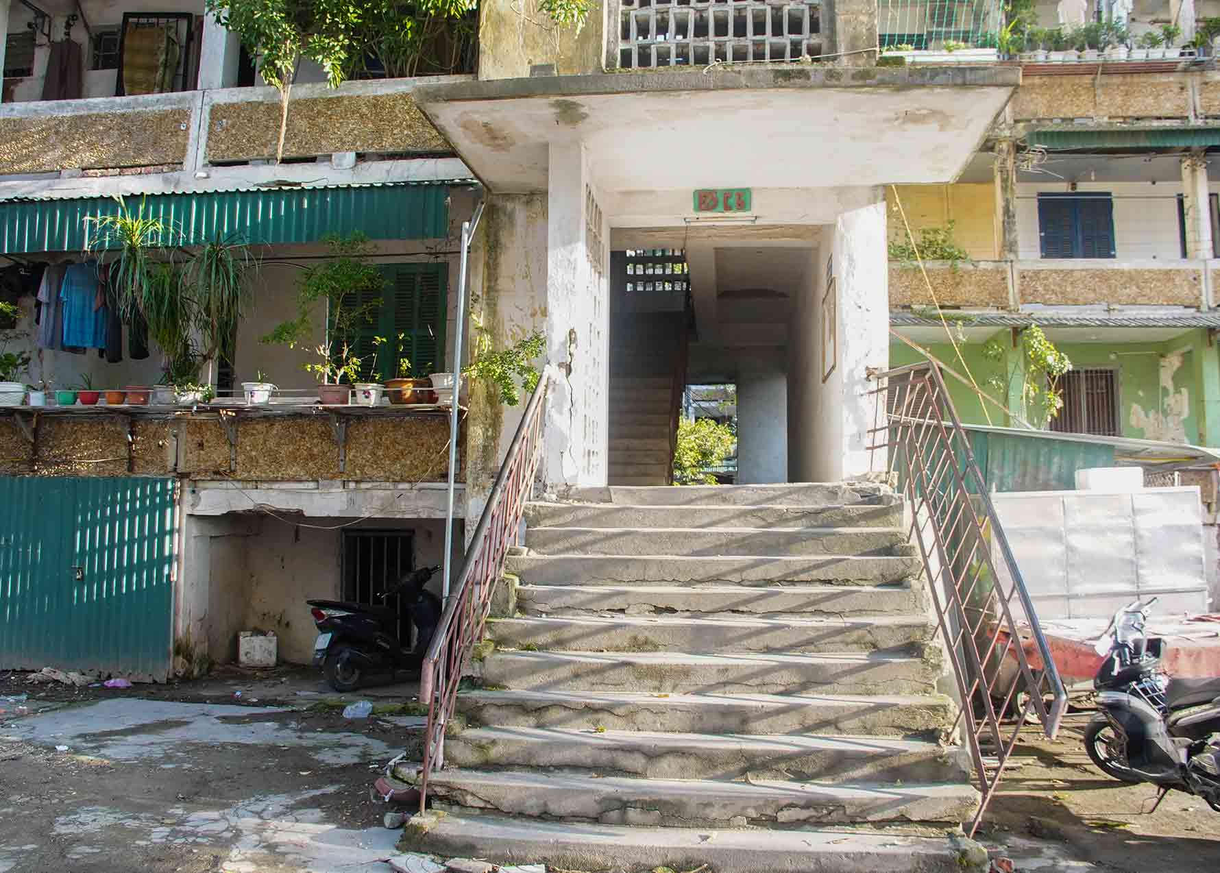 Loi vao toa nha C6 bi bong troc, lan can bi xieu veo. Anh: Quang Dai
