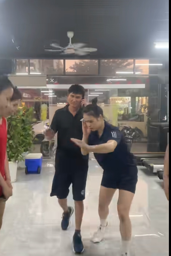 Huan luyen vien Pham Van Long quay video hai huoc cung cac hoc tro. Anh: Cat tu video