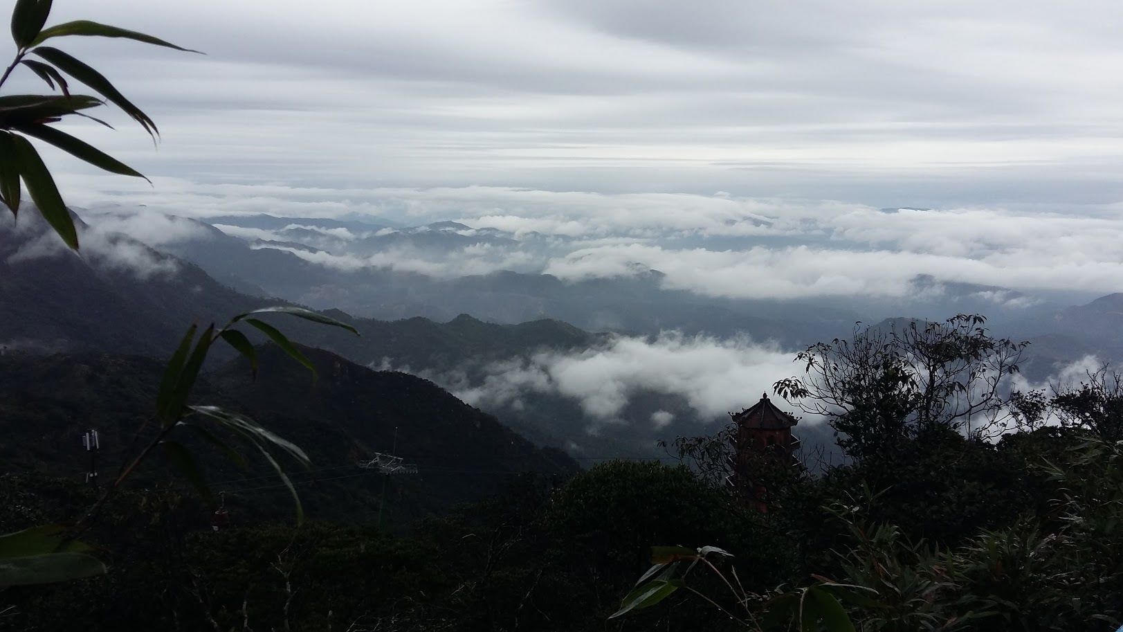 Yen Tuの神聖な山頂。写真:Nguyen Hung