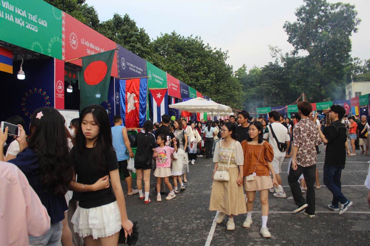 Odpoledne 11. října se v Centrálním památkovém areálu Císařské citadely Thang Long (Hanoj) konal první Světový kulturní festival v Hanoji, který přilákal velké množství domácích i zahraničních turistů. Stánky s mezinárodním občerstvením byly plné hostů, kteří si pochutnávali na specialitách.