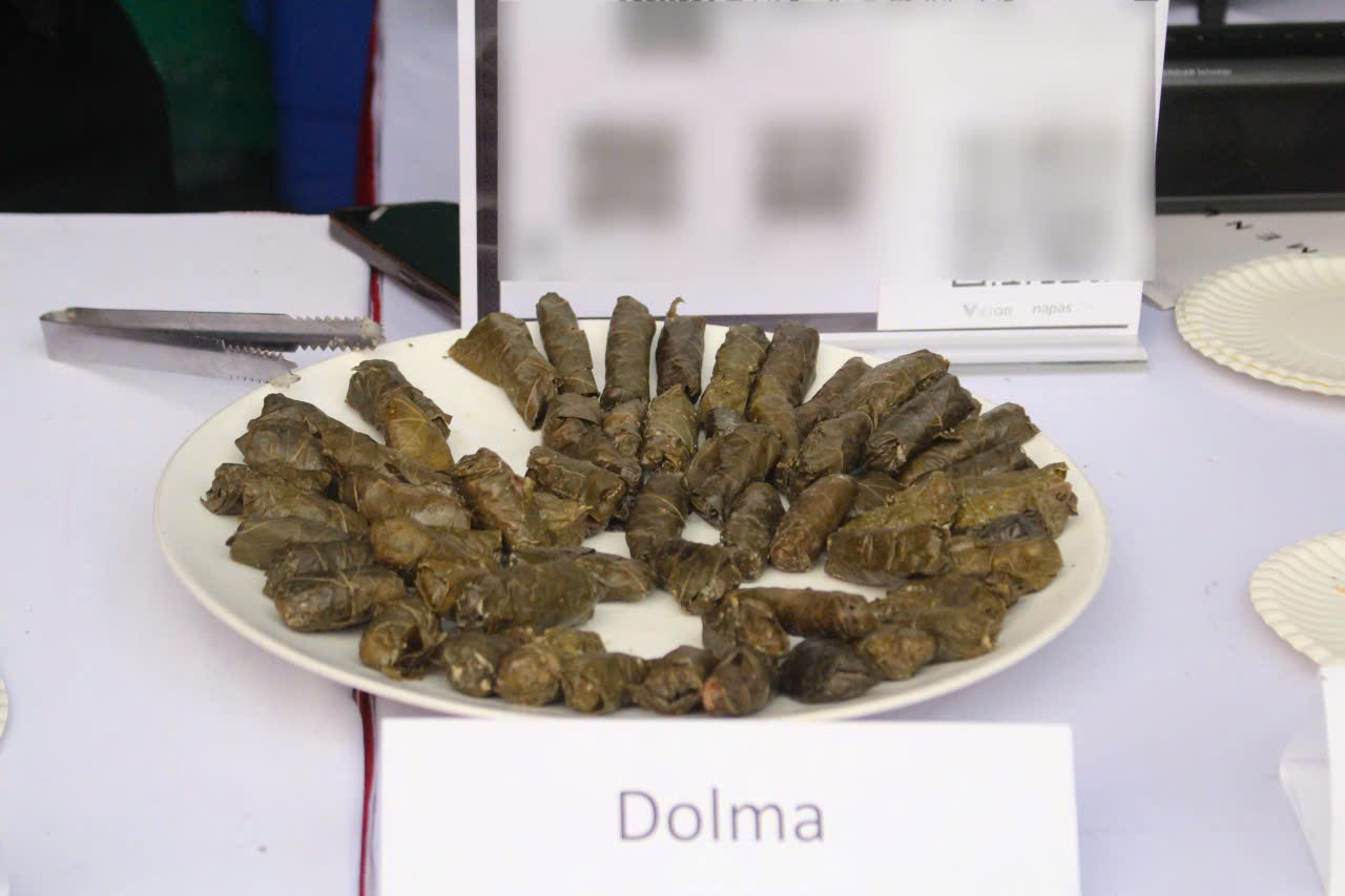 Dolma – tradiční ázerbájdžánský pokrm, který vzbuzuje zájem turistů. Podle šéfkuchaře se tento pokrm připravuje z vinných listů nebo zelných listů, zabalených do náplně z mletého masa, rýže a typického koření.