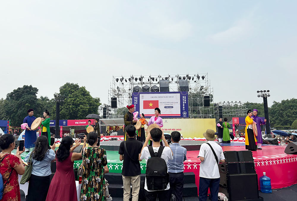 Na kulatém pódiu vystoupí vietnamské a mezinárodní umělecké soubory s vystoupeními, jako například Central Highlands Gong, Bac Ninh Quan Ho, Cheo, Chau Van, spolu s tradičními tanci a hudbou z Japonska, Ruska, Kuby, Mongolska, Indonésie... V Císařské citadele (9:00 - 21:00, 11. - 12. října) budou divákům nepřetržitě sloužit projekce mezinárodních filmů.