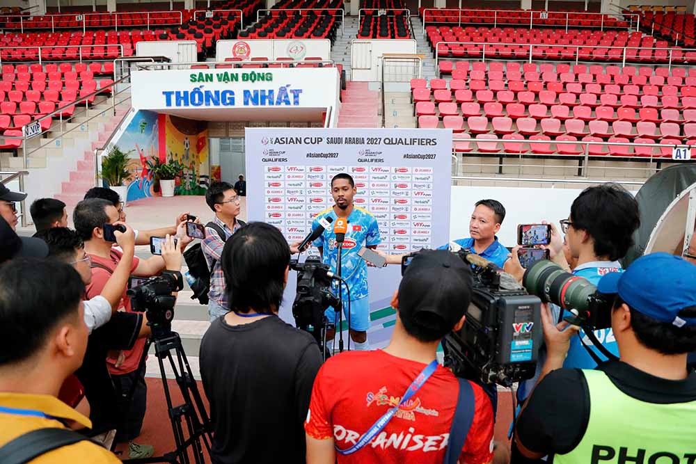 Trong buoi tap nay, Cao Pendant Quang Vinh la cau thu duoc chi dinh tra loi phong van. Trong dot hoi quan lan nay, Cao Pendant Quang Vinh duoc bau lam doi pho. Trong chien thang 3-1 truoc Nepal hom 9.10, sau khi Duy Manh vao san, anh cung co lan dau duoc deo bang thu quan. Chia se voi truyen thong, cau thu sinh nam 1997 bay to su tu hao khi duoc deo bang doi truong doi tuyen Viet Nam.