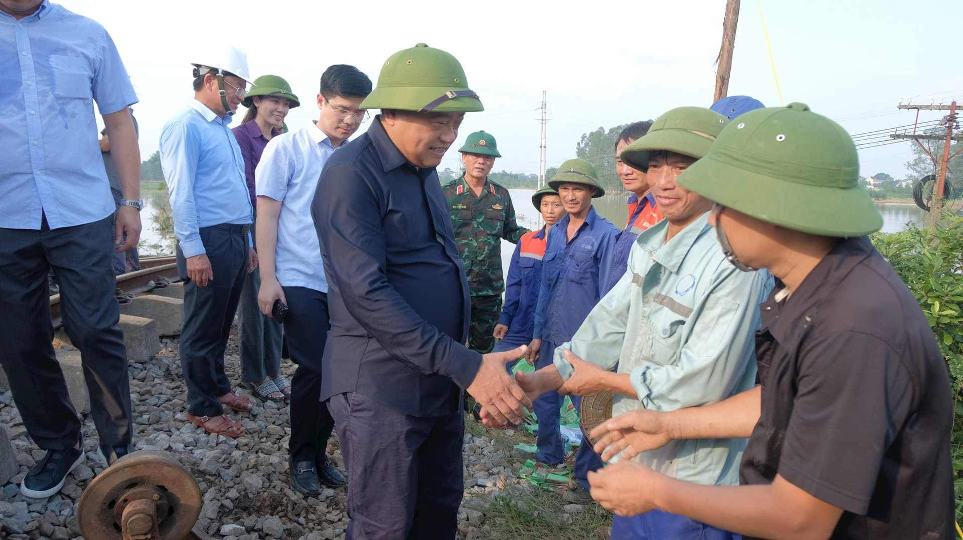 Chu tich UBND thanh pho Ha Noi Tran Sy Thanh dong vien luc luong ung truc phong, chong lu lut tai khu vuc xung yeu tren dia ban xa Trung Gia. Anh: Hoang Son