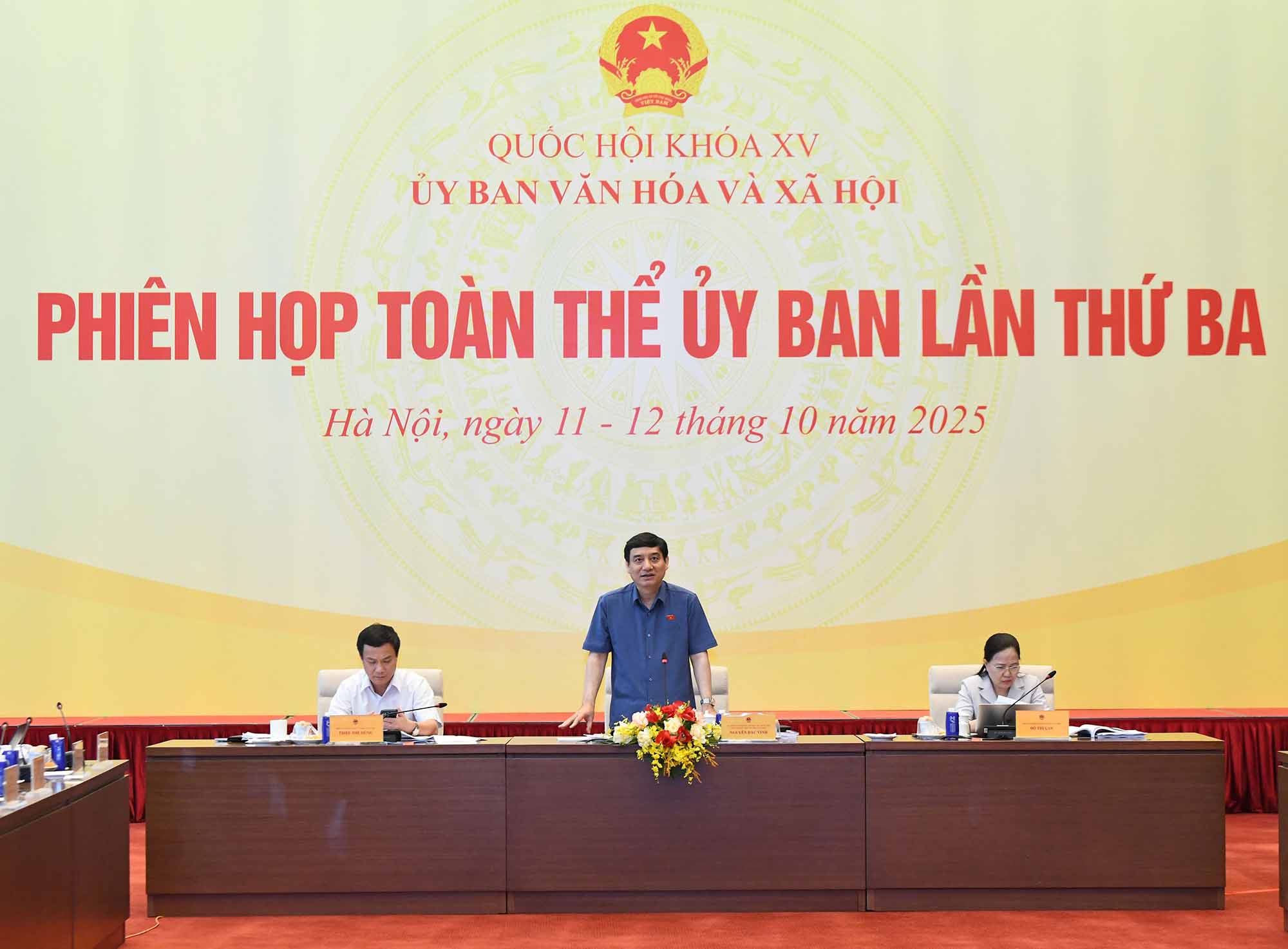 Chairman of the Committee on Culture and Society Nguyen Dac Vinh chaired a meeting to review the draft revised Press Law. Photo: Lam Hien