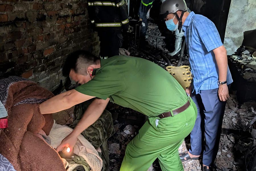 The authorities are urgently investigating and verifying the cause of the fire. Photo: Hanoi Police