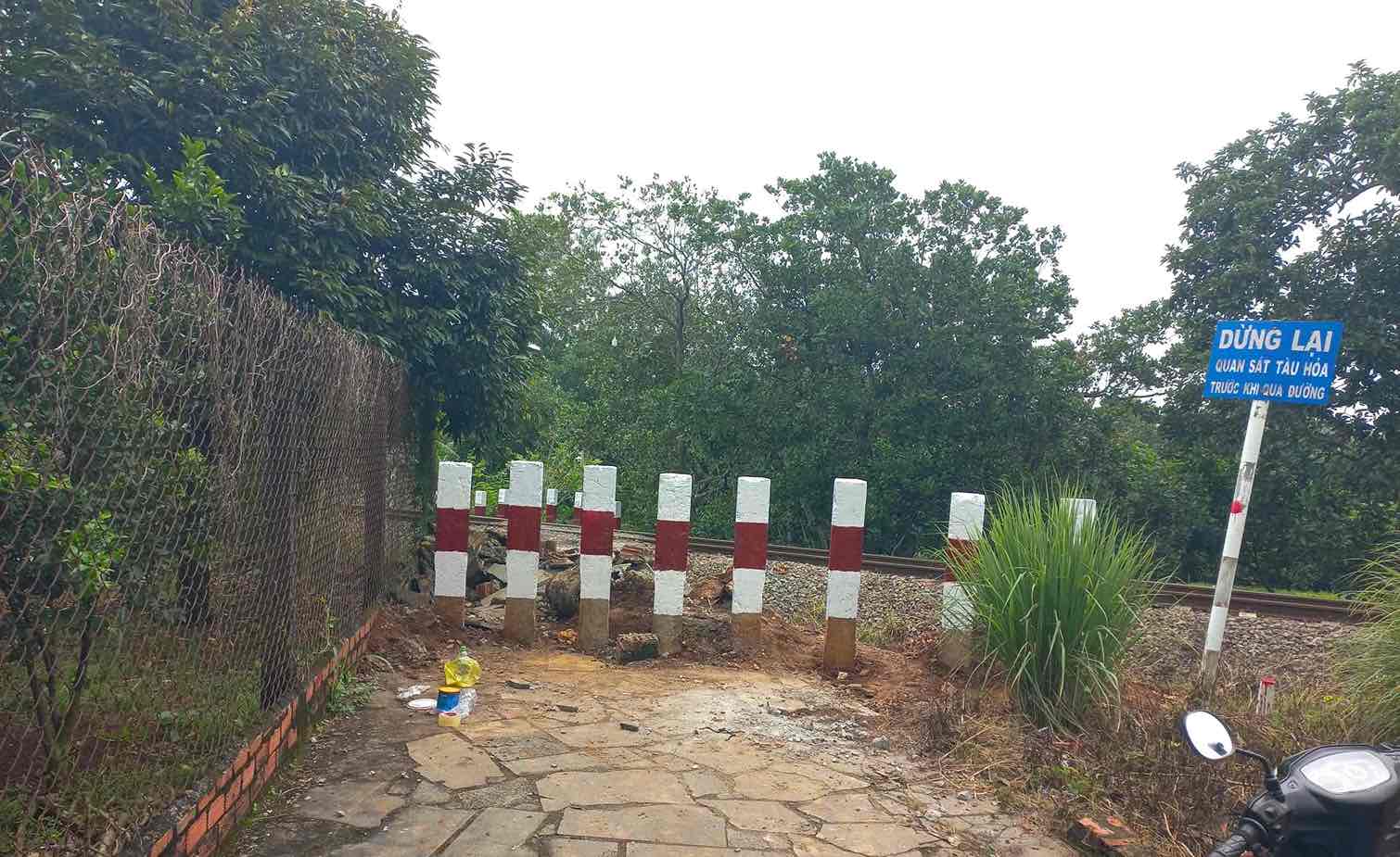 Closing the self-opened path at Km 1668 + 550 in Hung Thinh commune, Dong Nai province. Photo: HAC