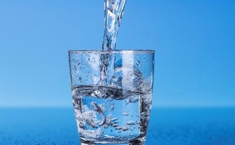 Drinking a glass of water before lunch will support quick and safe weight loss. Photo: Kieu Vu
