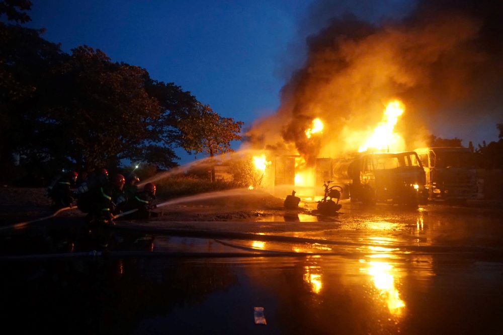 Scene of a large fire at the parking lot behind a gas station in Da Nang, with a column of smoke rising to the point of no return. Photo: Trung Truong