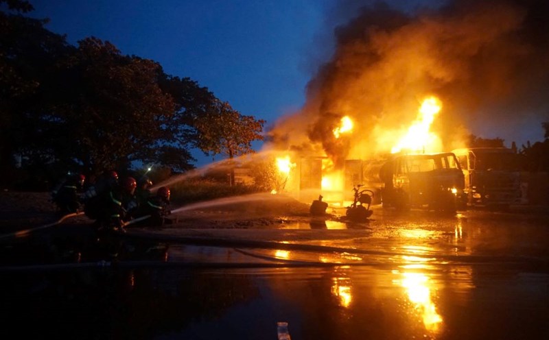 Scene of a large fire at the parking lot behind a gas station in Da Nang, with a column of smoke rising to the point of no return. Photo: Trung Truong
