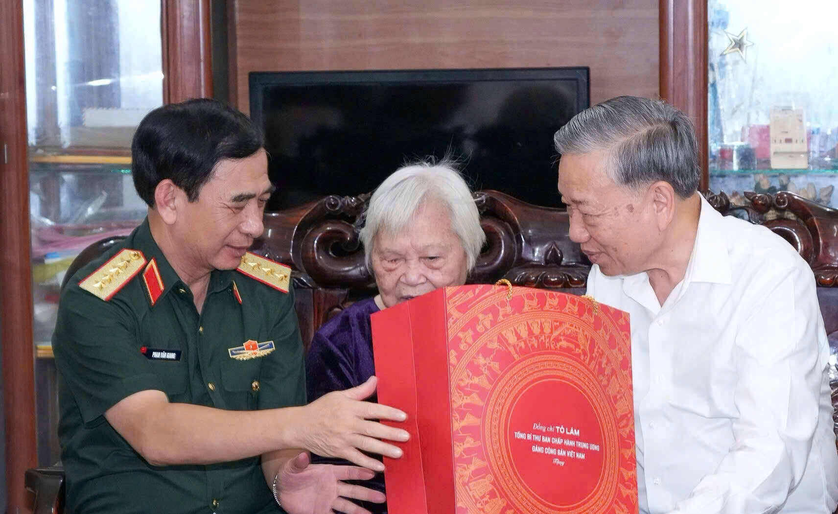 General Secretary To Lam and General Phan Van Giang - Minister of National Defense presented gifts to Vietnamese Heroic Mother Nguyen Thi Oanh. Photo: Thanh Cuong