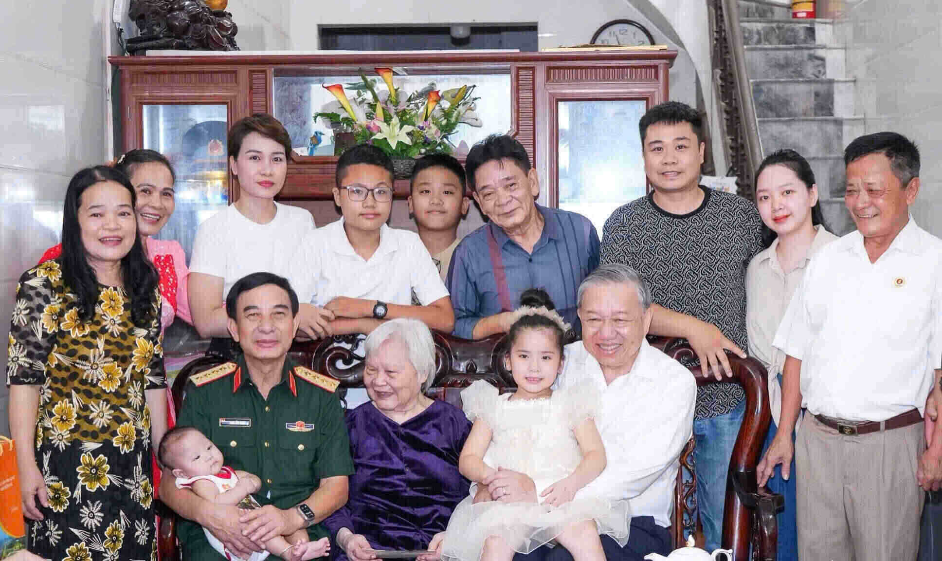 Dong chi Tong Bi thu To Lam va Dai tuong Phan Van Giang - Bo truong Bo Quoc phong chup anh luu niem cung dai gia dinh Me Viet Nam anh hung Nguyen Thi Oanh. Anh: Thanh Cuong