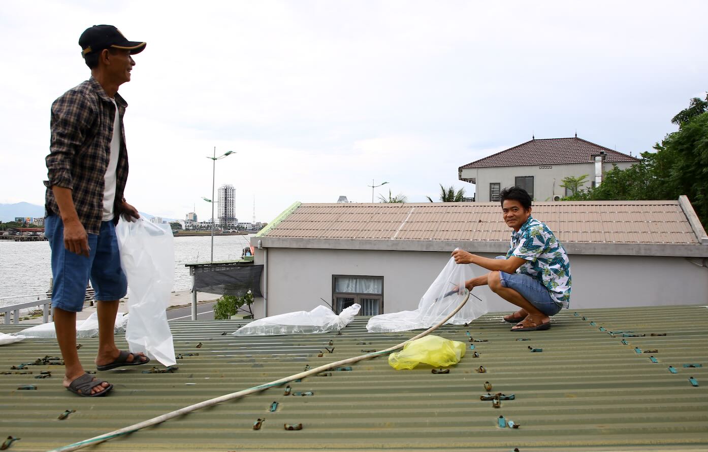 With early warnings from the authorities, people have proactively prevented the storm. Photo: Cong Sang