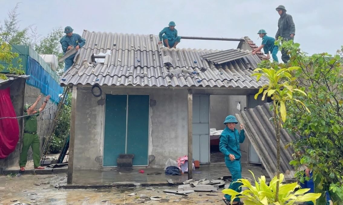 Khi chinh quyen 2 cap chinh thuc di vao hoat dong, viec phong, chong bao lu da duoc trien khai dong bo. Anh: Hai Ly