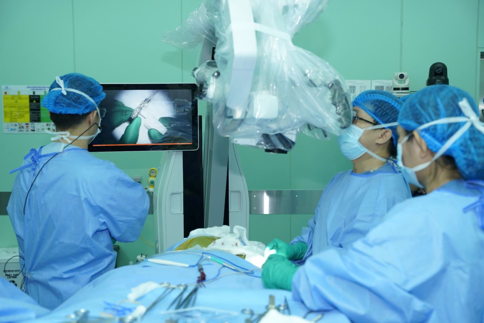 The surgeon planted a device to stimulate theronosteral nerves (VNS) on a patient with resistant denial-drug. Photo: Provided by the hospital