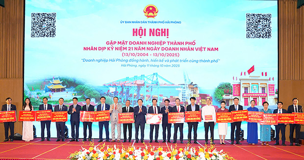 Các doanh nhân Hải Phòng ủng hộ đồng bào bão lũ số tiền 11,5 tỉ đồng. Ảnh: Đàm Thanh