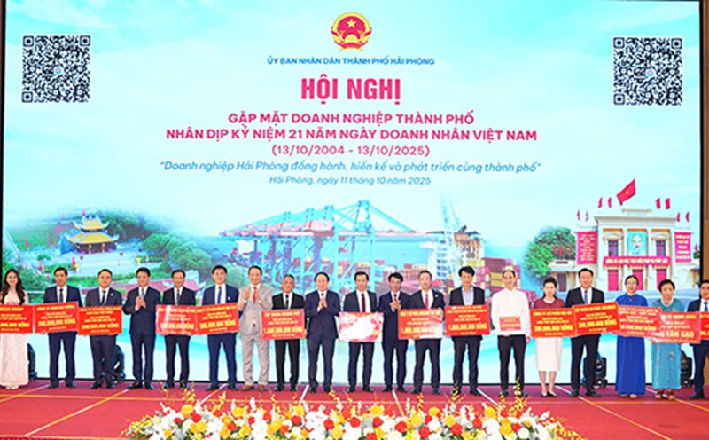 Empresarios de Hai Phong apoyan a las personas afectadas por las tormentas e inundaciones con la cantidad de 11,5 mil millones de VND. Foto: Dam Thanh