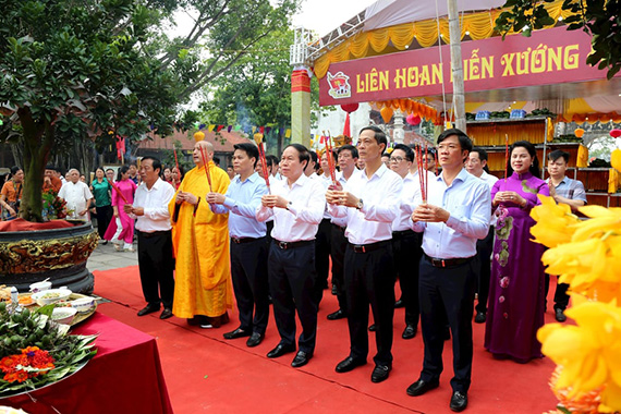 Lãnh đạo TP Hải Phòng dâng hương tưởng niệm Đức Thánh Hưng Đạo Đại Vương tại đền Kiếp Bạc. Ảnh: Cổng TTĐT Hải Phòng