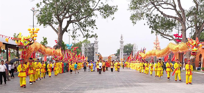 Nhan dan thuc hien nghi le ruoc bo. Anh: Cong TTDT Hai Phong