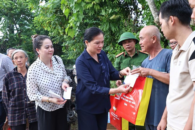 Vice Chairwoman of the Central Committee of the Vietnam Fatherland Front Ha Thi Nga presented gifts to people affected by floods in Kep commune. Photo: Quang Vinh
