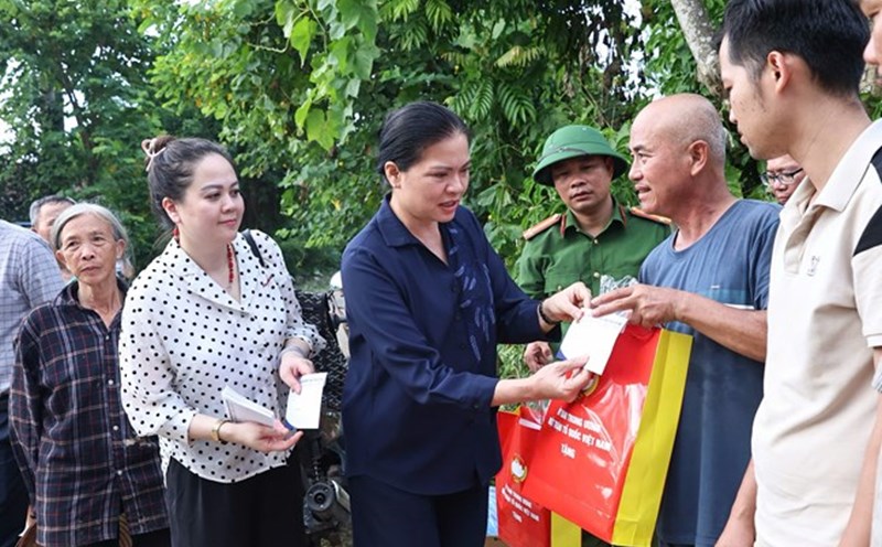 Vice Chairwoman of the Central Committee of the Vietnam Fatherland Front Ha Thi Nga presented gifts to people affected by floods in Kep commune. Photo: Quang Vinh