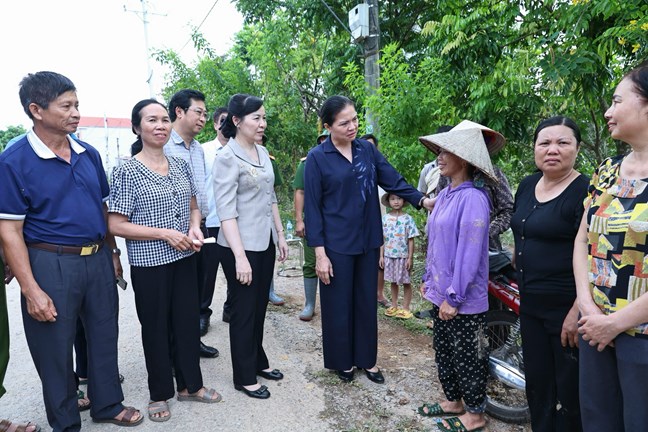 Pho Chu tich UBTU MTTQ Viet Nam Ha Thi Nga tham hoi ba con xa Kep. Anh: Quang Vinh